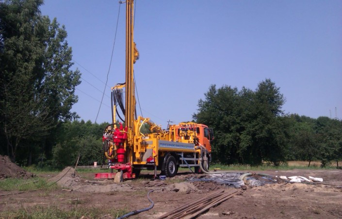 Baustelle – Erdbohrungen Für die Verlegung der Erdsonde werden Erdbohrungen bis zu 100 Meter durchgeführt.