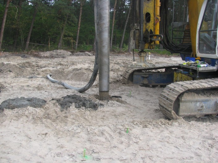 Baustelle – Erdwärmepumpe Eine Erdwärmepumpe mit einer Erdsonde ist weitaus effektiver als eine Erdwärmepumpe mit Erdkollektoren. Dies hängt damit zusammen, dass die Temperatur, je tiefer gebohrt wird, umso wärmer und konstanter wird. Ab 15 Meter liegt die Temperatur bei konstanten 10 Grad. Danach steigt die Temperatur pro 30 Meter um einen Grad.